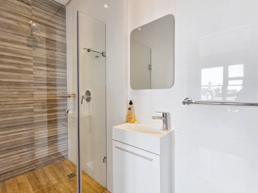 To Let 2 Bedroom Property for Rent in Green Point Western Cape